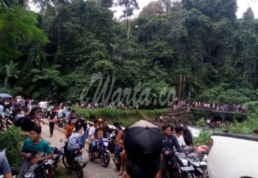 Tampak Ratusan pengunjung memadati obyek wisata Palak Siring Batu Layang, Bengkulu Utara.