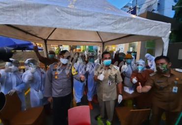 Walikota di dampingi Kapolres berswafoto bersama Tim Tenaga Kesehatan Lubuklinggau.