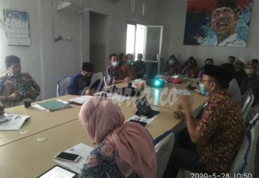 Rapat difasilitasi oleh TP2KB dihadiri Sesda, Kadis Kesehatan, BPBD, Distan dan PUPR membahas persiapan pelaksanaan New Normal tersebut