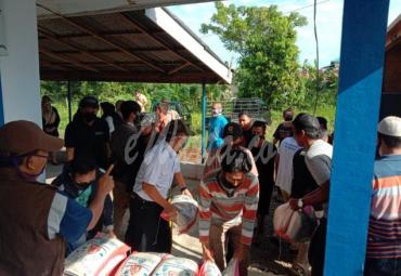 pendistribusian beras dan mie (rasmie) tahap akhir dari Pemerintah Kota (pemkot) Bengkulu Kamis (21/5/20) Walikota Bengkulu Helmi Hasan dan wawali Dedy Wahyudi dihujani doa dari warga Kota Bengkulu.