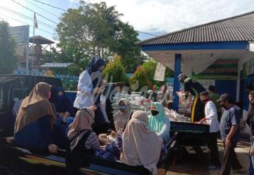4.224 dus mie dan 4.224 paket beras (masing-masing beratnya 15 KG) yang disalurkan kepada warga di Kelurahan Panorama Kecamatan Singaran Pati, Kamis (21/5/20). 