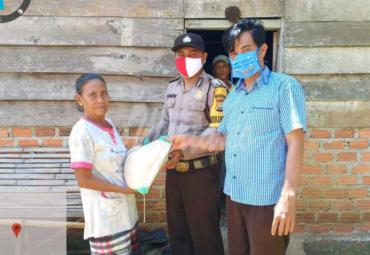 Penyaluran bantuan sembako ke masyarakat.