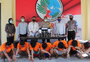 Kapolres Bengkulu AKBP Pahala Simanjuntak, S.IK, didampingi Kasat Narkoba IPTU Samson Sosa Hutapea, S.IK, tadi pagi Rabu (03/06) saat menggelar konferensi pers bersama awak media di Lobi Polres Bengkulu