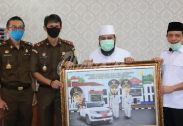 Walikota Bengkulu Helmi Hasan dan Wawali Dedy Wahyudi Rabu (3/6/20) menerima kunjungan dari Kajari Bengkulu Emilwan Ridwan bersama penggantinya Agung Adnyana yang akan menjadi Kajari Bengkulu yang baru.