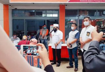 Walikota Bengkulu Helmi Hasan bersama wawali Dedy Wahyudi Jumat (5/6/20) memantau pencairan bantuan sosial tunai (BST) dari Kemensos di kantor POS Bengkulu.