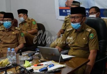 Sekretaris Daerah (Sesda) Kota Bengkulu melakukan video converence bersama seluruh Organisasi Perangkat Daerah (OPD). Vidcon berlangsung di ruang kerja Sesda Kota Bengkulu, Senin (8/6/2020).