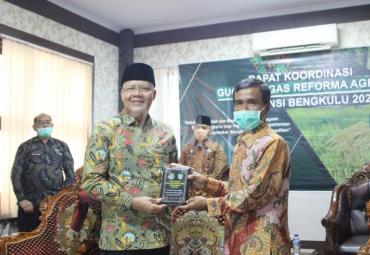 Gubernur Rohidin dalam Rapat Koordinasi Gugus Tugas Reforma Agraria Provinsi Bengkulu dengan tema “Satukan Langkah dan Komitmen Kelembagaan Reforma Agraria bagi Peningkatan Kesejahteraan Masyarakat Bengkulu yang Berkeadilan” bersama Wakil Menteri Agraria Dan Tata Ruang Badan Pertanahan Nasional (ATR/BPN) Surya Tjandra melalui virtual meeting, di Kantor Wilayah BPN Provinsi Bengkulu, Kamis (11/6).