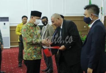 Penyerahan SK kepada Tim Kuasa Hukum oleh Gubernur Bengkulu Dr. H. Rohidin Mersyah.