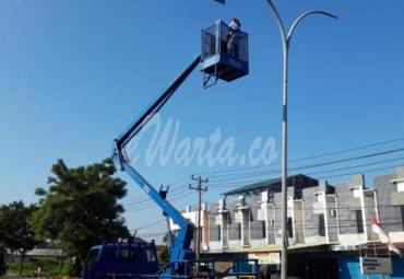 Petugas Dishub sedang lakukan perbaikan lampu jalan.