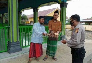 Sat Binmas Polres Seluma bagikan masker ke warga yang akan menunaikan sholat Jumat.