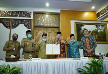 Gubernur Bengkulu dan Gubernur Jambi menandatangani kesepahaman tentang penguatan konektivitas antar kedua wilayah tersebut.
