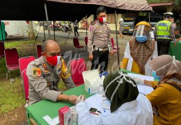 Kapolres Mukomuko, AKBP Andi Arisandi ikut serta dalam kegiatan donor darah.