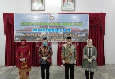 Bupati dan istri berswafoto bersama.