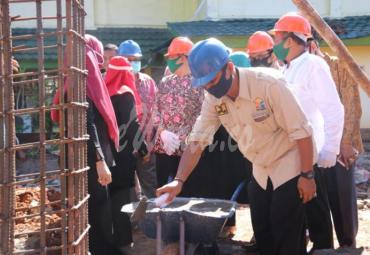 Peletakan batu pertama SMPN 2 kota Bengkulu.