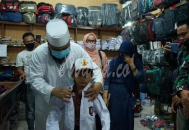 Saat memakaikan seragam kepada Muhammad Latif, Helmi mengungkapkan bahwa anak – anak di Kota Bengkulu wajib sekolah dan mendapat pendidikan yang layak.