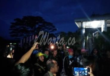 Tampak ratusan warga pendukung Kades nonaktif berdatangan ke Kantor Bupati Seluma.