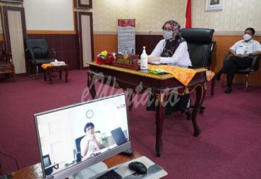 Asisten II Setda Provinsi Yuliswani usai mengikuti Video Conference bersama BNPB dan Kementerian Pariwisata dan Ekonomi Kreatif RI membahas strategi pariwisata yang produktif dan aman covid-19.