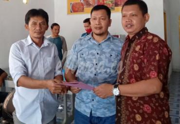 Waka 2 DPRD Seluma, Ulil Umidi saat menerima kunjungan warga Babatan Sukaraja Seluma, Bengkulu.