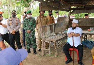 Walikota Bengkulu Helmi Hasan Senin (13/7/2020) meninjau lokasi pembangunan jalan di areal persawahan Kelurahan Beringin Raya.
