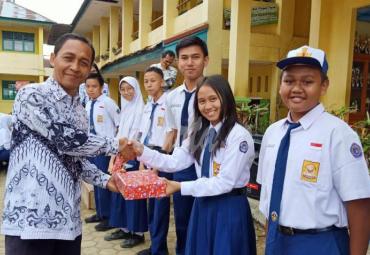 Dokumen foto Guru dan siswa - siswi sebelum terjadi pandemi covid-19.