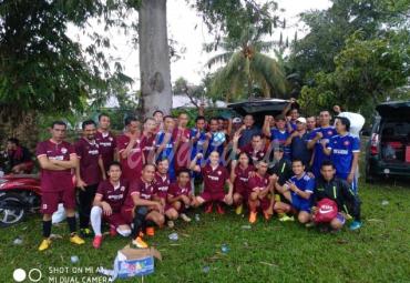 dua tim sepak bola yang sedang mengelar pertandingan persahabatan yakni kesebelasan Talo dan Alas. 