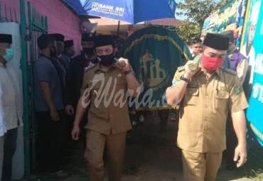 Wawako Dedy Wahyudi saat ikut membantu mengangkat dan mengantarkan Almarhum Arjuna ke tempat peristirahatan terakhirnya.