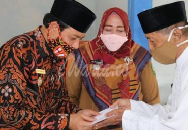 Wawali Serahkan Bantuan Operasional ke Tokoh Agama