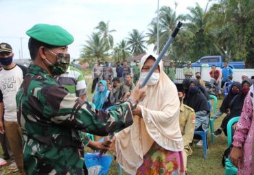Warga menerima bantuan