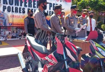 Barang bukti diamankan polisi.