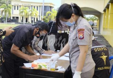 personil yang terlibat dalam operasi melakukan pengecekan urine 