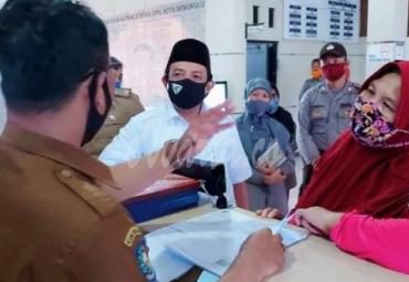 Wawali saat meninjau Dukcapil