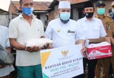 Wali Kota saat menyerahkan bantuan pada korban kebakaran