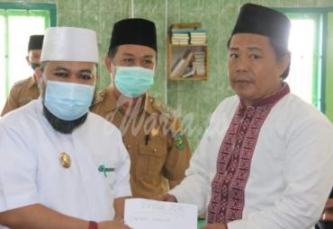 Walikota Bengkulu Helmi Hasan didampingi Camat Singaran Pati Syaiful Anwar memberikan bantuan operasional (BOp) kepada tokoh masyarakat