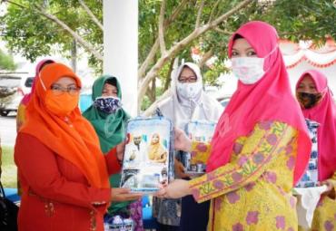 Ketua PKK Kota Bengkulu Bagikan 1000 Masker