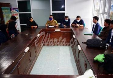 Plt Kadis Kominfosan Eko Agusrianto diwakilkan oleh Kabid Informasi dan Komunikasi Publik (IKP) Nugroho menyambut kedatangan 7 mahasiswa Fisip prodi Jurnalistik (S1) didampingi oleh Dosen Pembimbing Lapangan Yuliati.
