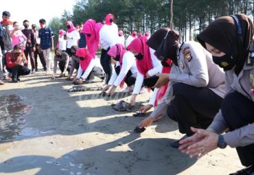 Lepas Tukik dan Bhakti Sosial di Pantai Pekik Nyaring