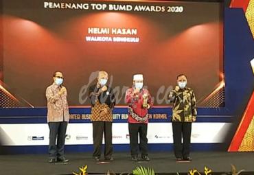 Walikota Bengkulu menerima 3 penghargaan di Golden Ballroom-The Sultan Jakarta, Jalan Gatot Subroto Gelora, Jakarta yang diselenggarakan secara virtual