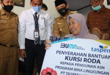 bantuan berupa 3 unit kursi roda untuk pensiunan PNS Pemkot Bengkulu penyandang disabilitas