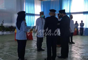 Bupati Rejang Lebong Ahmad Hijazi didampingi Kalapas Kelas II A Curup Heri Azhari menyampaikan remisi