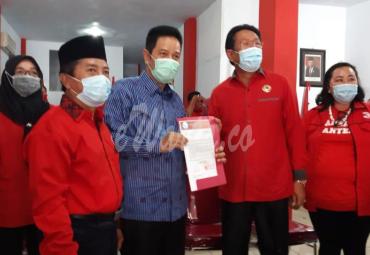 Sekretaris DPD PDIP Bengkulu, Ihsan Fajri, kepada Edison Simbolon dan Khairi Yulian di kantor DPD PDI Perjuangan Provinsi Bengkulu