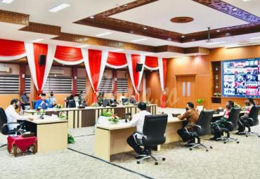 pengarahan di Posko Penanganan dan Penanggulangan Covid-19 Provinsi Aceh di Kantor Gubernur Aceh, Kota Banda Aceh