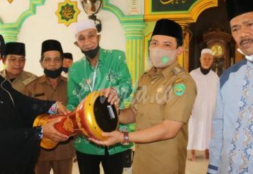 Bantuan berupa alat musik hadro kepada Majelis Taklim Grup Marhaban di Masjid Al- Muhajirin, Bumi Ayu, Selasa (8/9/2020) sore.