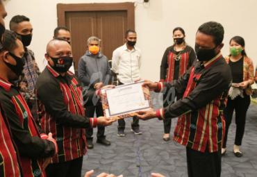 Koordinator Divisi Hukum, Penanganan Pelanggaran, dan Penyelesaian Sengketa Bawaslu Kabupaten Manggarai, Fortunatus Hamsah Manah saat mendapatkan sertifikat penghargaan ketiga dalam pembuatan legal opinion dalam acara Rapat Kerja Teknis Advokasi Pendampingan Hukum di Hotel Neo Aston Kupang, Sabtu, 12 September 2020/Foto: Humas Bawaslu Kabupaten Manggarai