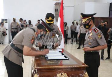 Kapolda Bengkulu Irjen pol Drs Teguh Sarwono, M.Si., memimpin upacara serah terima jabatan Wakapolda Bengkulu