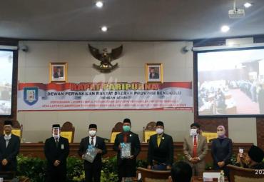 Rapat Paripurna DPRD Provinsi Bengkulu dengan agenda penyerahan LHP BPK kepada Pemerintah Provinsi (Pemprov) Bengkulu, Senin (29/6).