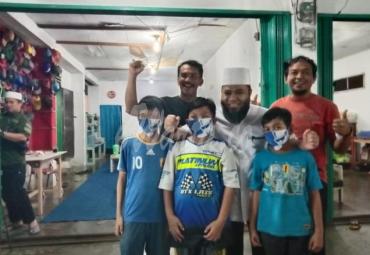 Helmi sedang foto bersama