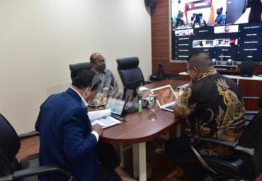 Ketua Bawaslu Abhan, Anggota Bawaslu FritzEdward Siregar serta Karo H2PI Ferdinand Eskol Sirait mengikuti diskusi bertajuk Keadilan Pemilu berbasis Digital dan Covid-19 : Tantangan, Peluang, dan implikasinya dengan menggunakan Teknologi Baru Berdasarkan Pengalaman di Indonesia melalu daring, Selasa (8/9/2020). Foto: Humas Bawaslu RI