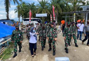 Pangkogabwilhan II Maradya TNI, Imran Baidirus, SE mengunjungi warga korban banjir bandang yang melanda Desa Radda, Meli Kecamatan Baebunta dan Kecamatan Masamba, Kabupaten Lutra, Sulawesi Selatan (Sulsel) pada Rabu, (16/9/2020).