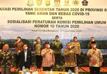 Wakil Gubernur Bengkulu Dedy Ermansyah usai mengikuti kegiatan Deklarasi Pemilihan Serentak Tahun 2020 Yang Aman Dan Bebas Covid-19, sekaligus Sosialisasi Peraturan Komisi Pemilihan Umum No. 10 Tahun 2020, Sabtu (19/9) bertempat di Hotel Santika Bengkulu.