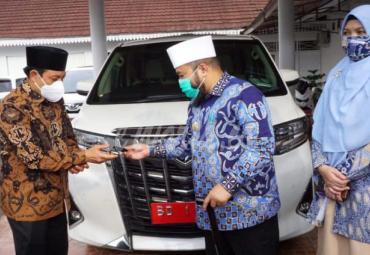 Helmi menyerahkan kunci mobil dinasnya pada wawali
